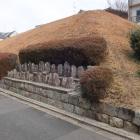 平野御土居。御土居から出土した石仏が祀られている