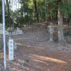 本丸。奥に櫓台状の土塁