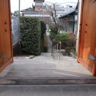南外濠跡。松林寺の山門を潜ると堀跡