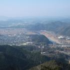 鉈尾山城・本丸からの眺望。中央の小山に小倉山城