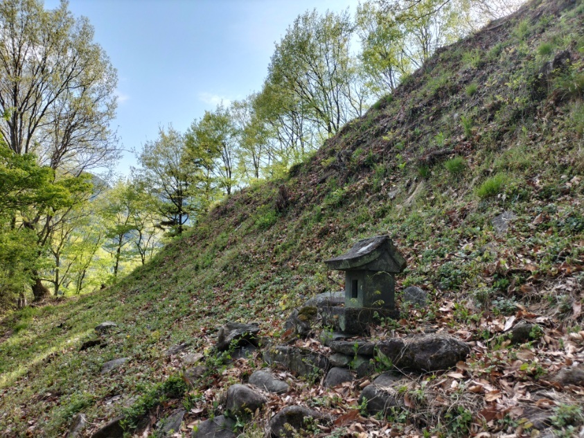 主郭東側切岸と祠