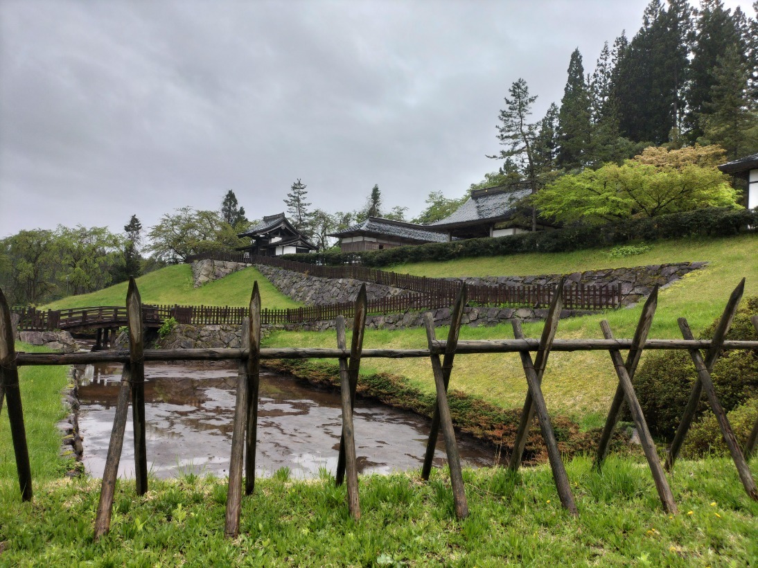 中世の館唐松城と堀