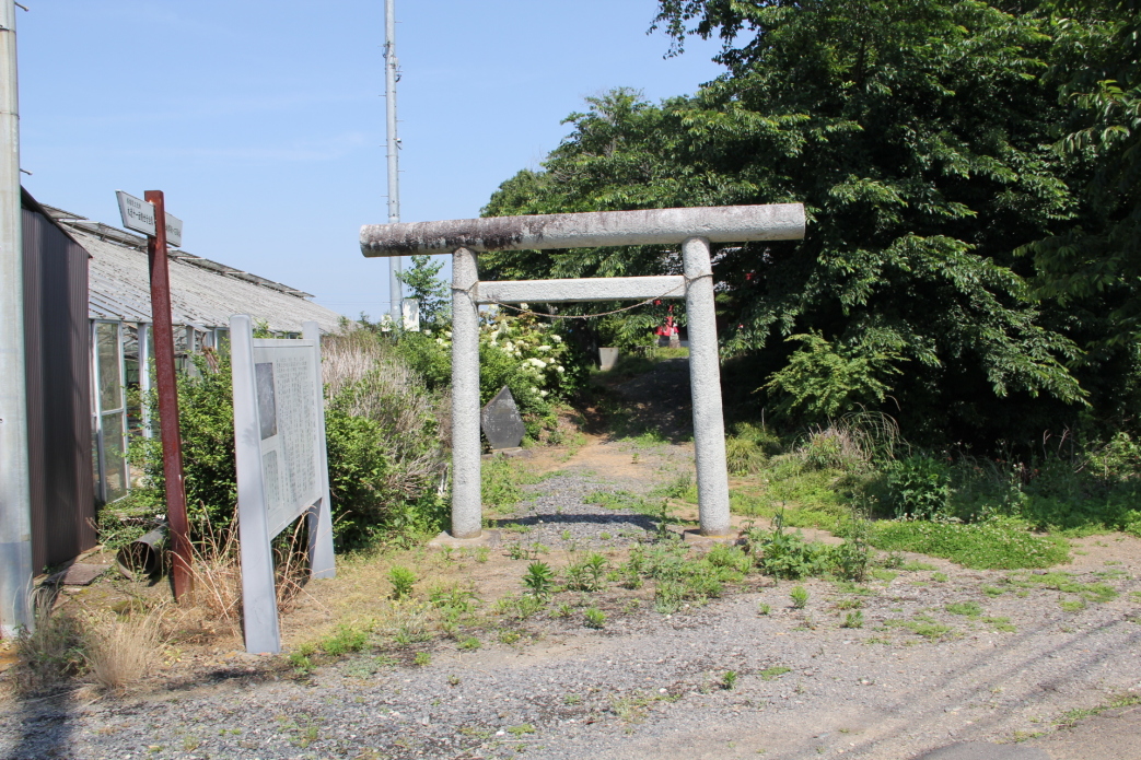岡田稲荷神社鳥居、前に駐車可能