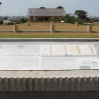 復元城前官衙主屋中心部を説明板と共に