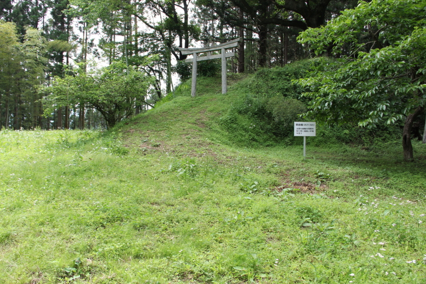 南曲輪・八幡館への虎口スロープ