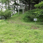 南曲輪・八幡館への虎口スロープ