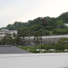 にほんまつ城報館より三の丸城塁白土塀を眺める