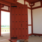 復元外郭南門大扉西側