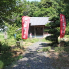 土塁に鎮座する岡田稲荷神社