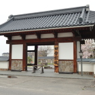 役場の門は立派
