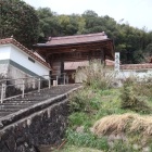 登城口の城福寺山門