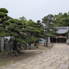 早朝で門は閉まっていた