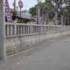 神社は一段高い場所に鎮座