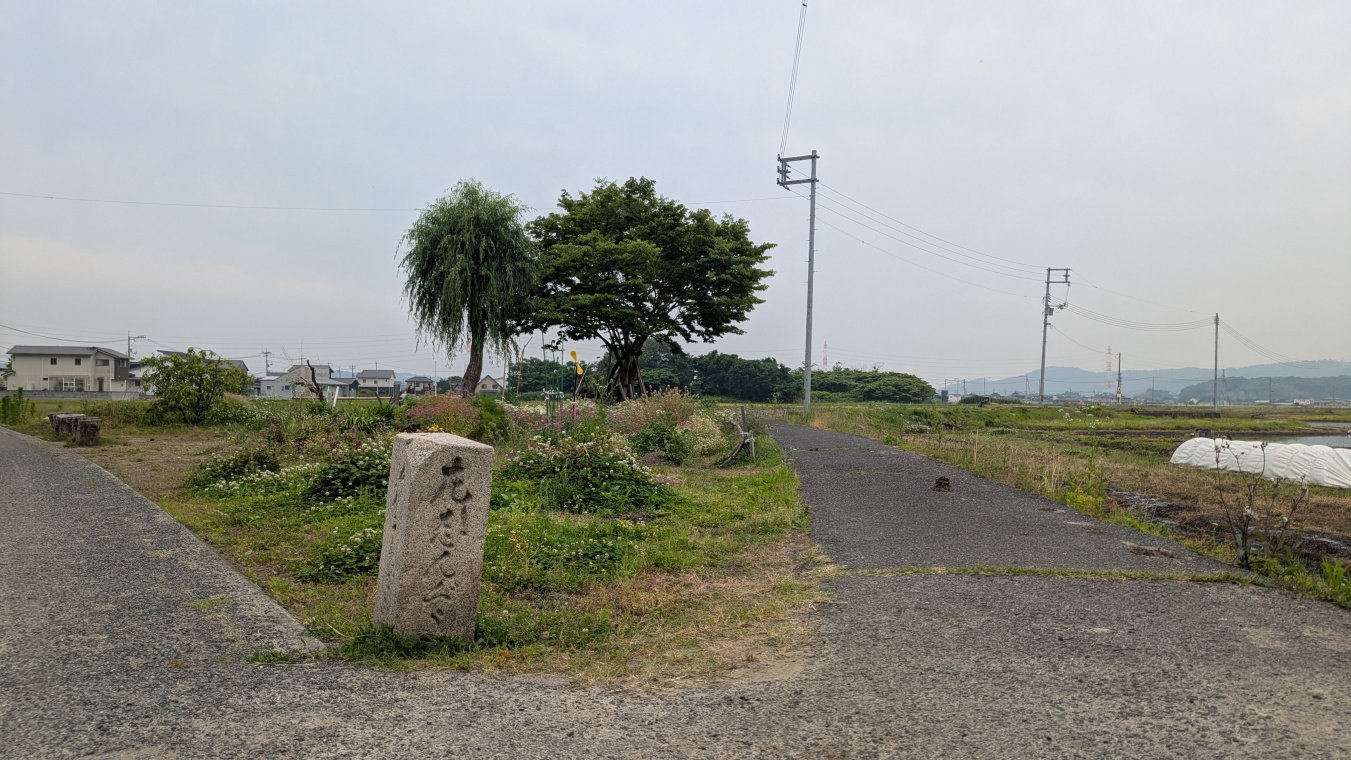 右側の道を入る