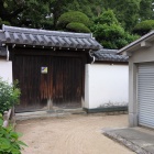 周辺の道路には折れも
