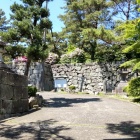 ②	冠木門と土橋跡