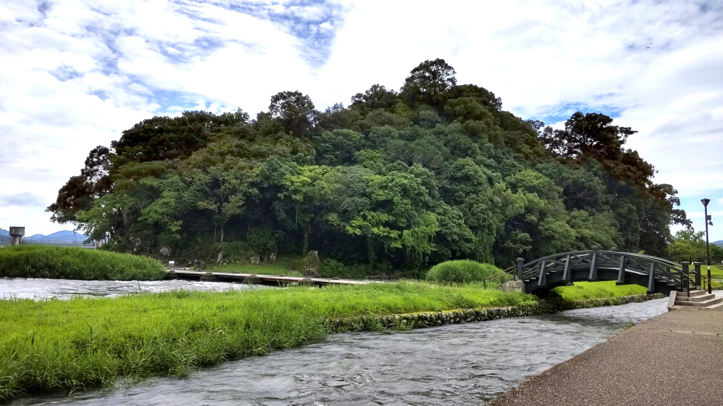 ①	日隈城全景（搦手側）