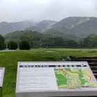 ⑤	雨霧の岩屋城（右）と大野城（左）