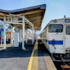⑩	終点添田駅で接続するBRT（左）とJR（右）