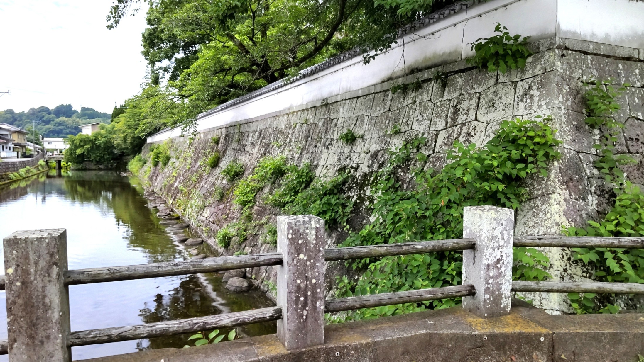①	水堀（陣屋跡から）