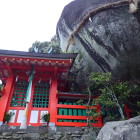 ②神倉神社に迫る大岩(近景)