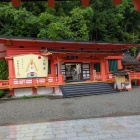 ②宝物殿と八咫烏(右端に見えます)