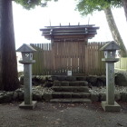 ②御本殿横に建つ祠