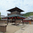 ③この櫓の下で神恩太鼓の演奏があるようです