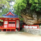 ①平尾井薬師堂に岩がのしかかっています