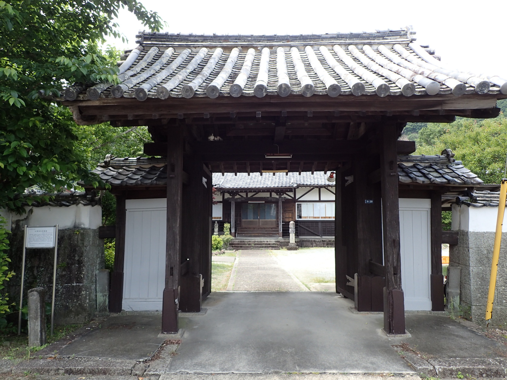 ①全龍寺山門と案内板