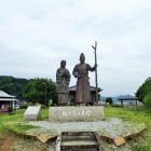 ①源頼朝と北条政子の像
