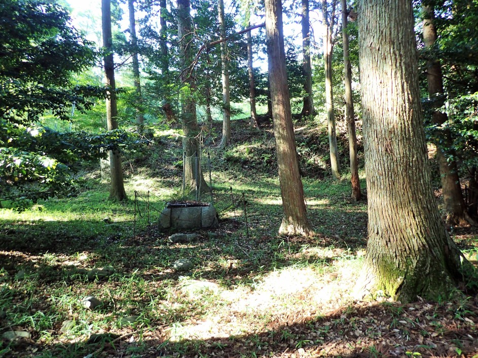 ①主郭と土塁と井戸