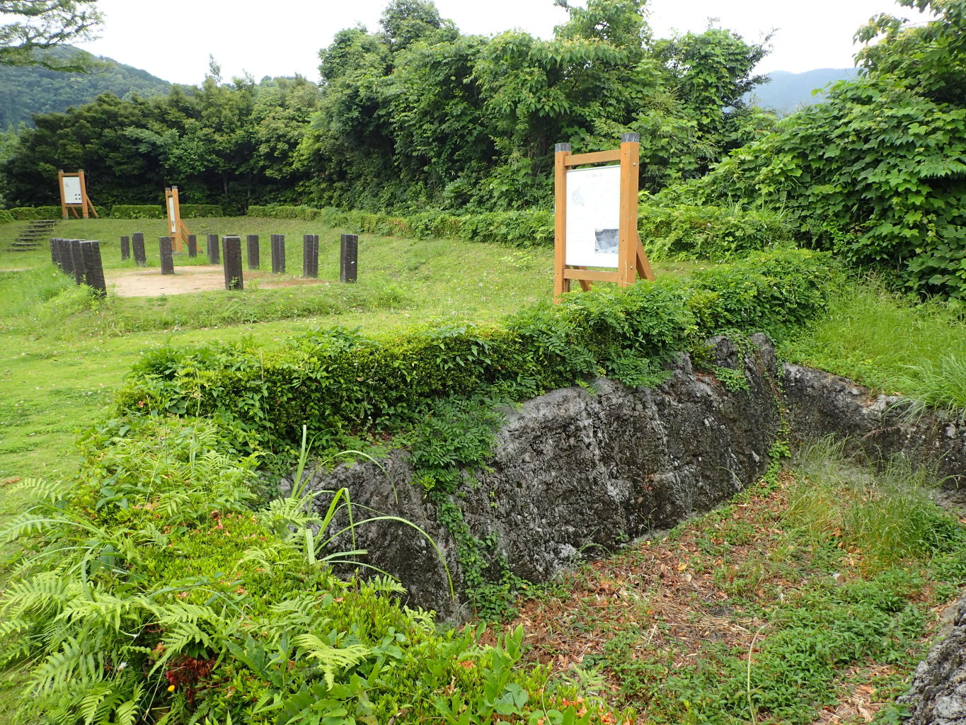 ①二郭と土塁とコンクリートの堀切