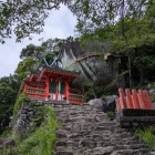 ①神倉神社に迫る大岩(遠景)
