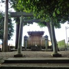 ①祠前の鳥居(歪んでみえますか？)
