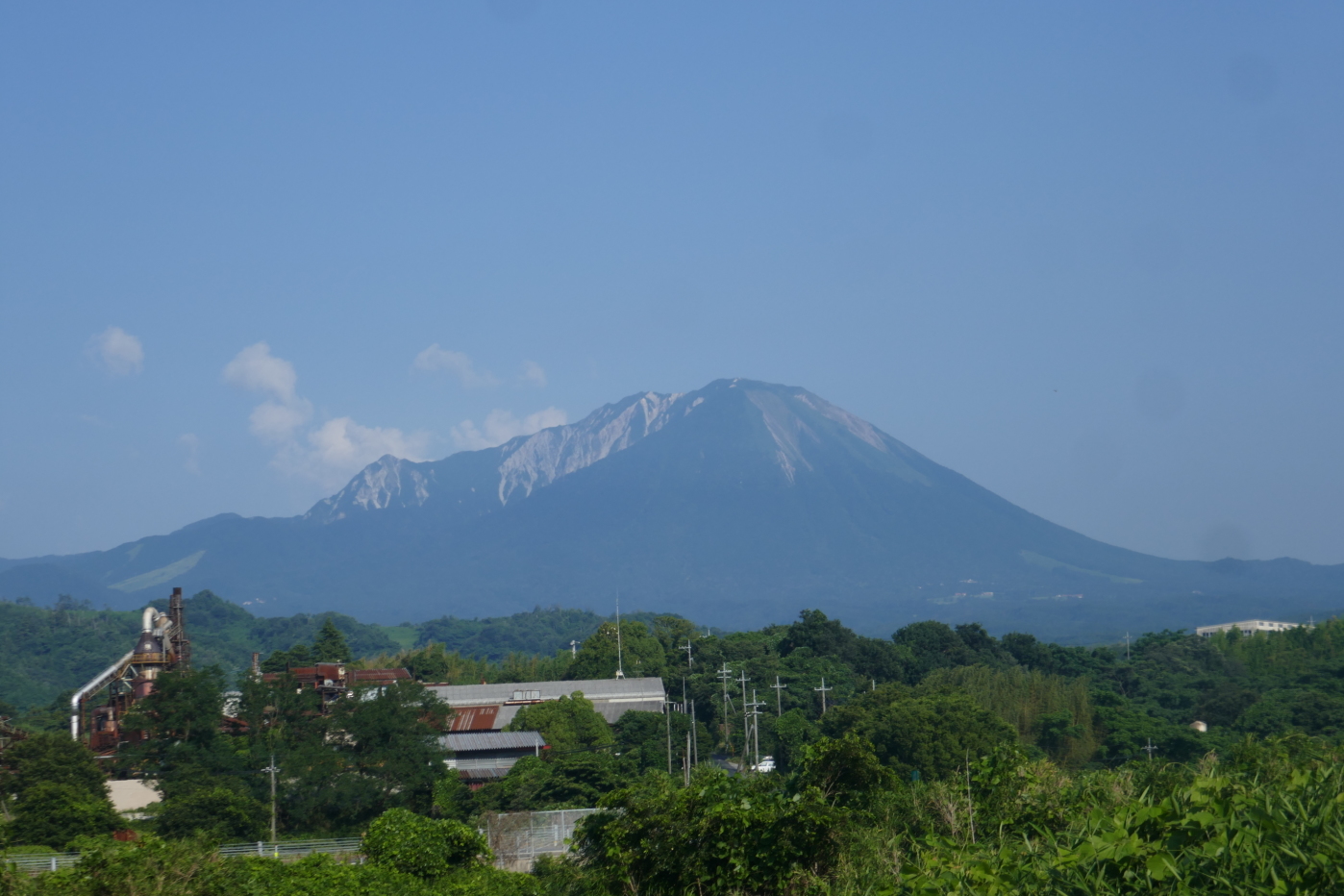 城址近くの道より