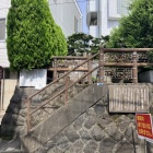 この上に墓がある