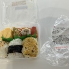 すぐ側には市役所…コンビニで弁当も買えます