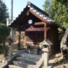 祠の背後に見えるのが東出曲輪南端の土塁？