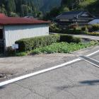 荒神社への案内表示に従って民家の間を抜ける