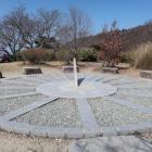 雌岳山頂広場の日時計