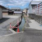 南東辺の堀の名残の水路