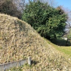 登城口の土塁＆堀跡