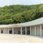 入口は地味です…