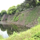 本丸白鳥壕と本丸石垣