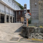 椿泊小学校前の石碑