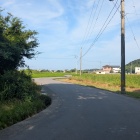 周囲の道路はカーブしている