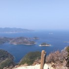 ①	山頂より釜山（プサン）の方向を眺める