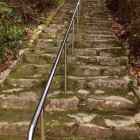 ③	館への階段
