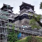 ⑦	天守北面の足場（石垣復旧工事も始まりました）
